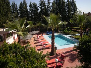 Ulkouima-allas, aurinkovarjoja, aurinkotuoleja