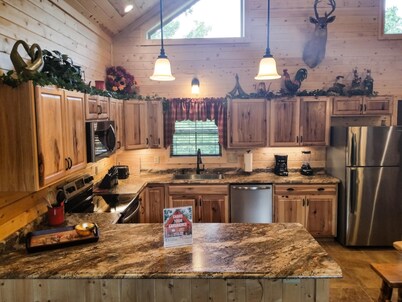 Luxurious Retreat in A Spacious Cabin near Big Cedar and Branson