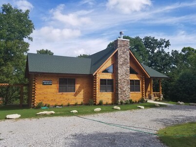 Luxurious Retreat in A Spacious Cabin near Big Cedar and Branson