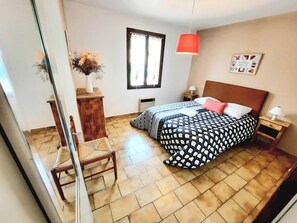 2 bedrooms, iron/ironing board, free WiFi