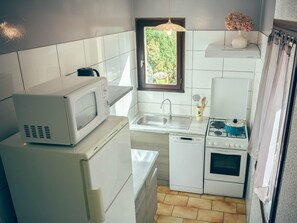 Een koelkast, een microgolfoven, een oven, een kookplaat