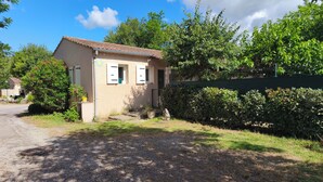 Una casetta con tetto in tegole, una porta d'ingresso e una finestra con persiane.