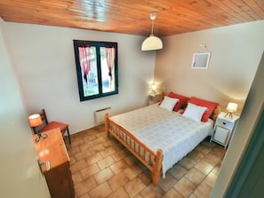 3 bedrooms, iron/ironing board, travel crib, free WiFi
