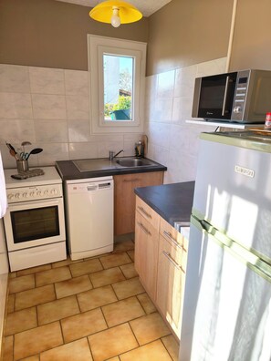 Fridge, microwave, oven, stovetop - In Balazuc (listed village): gite 2/4 p + swimming pool and river! (Balazuc)