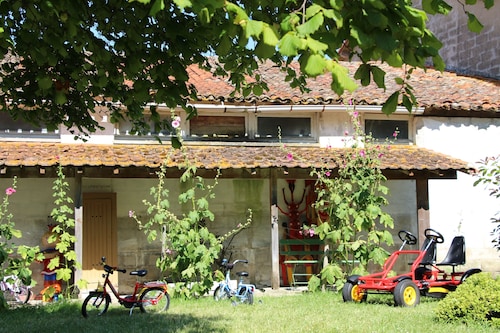 5 minutes from beaches country house with children's play area