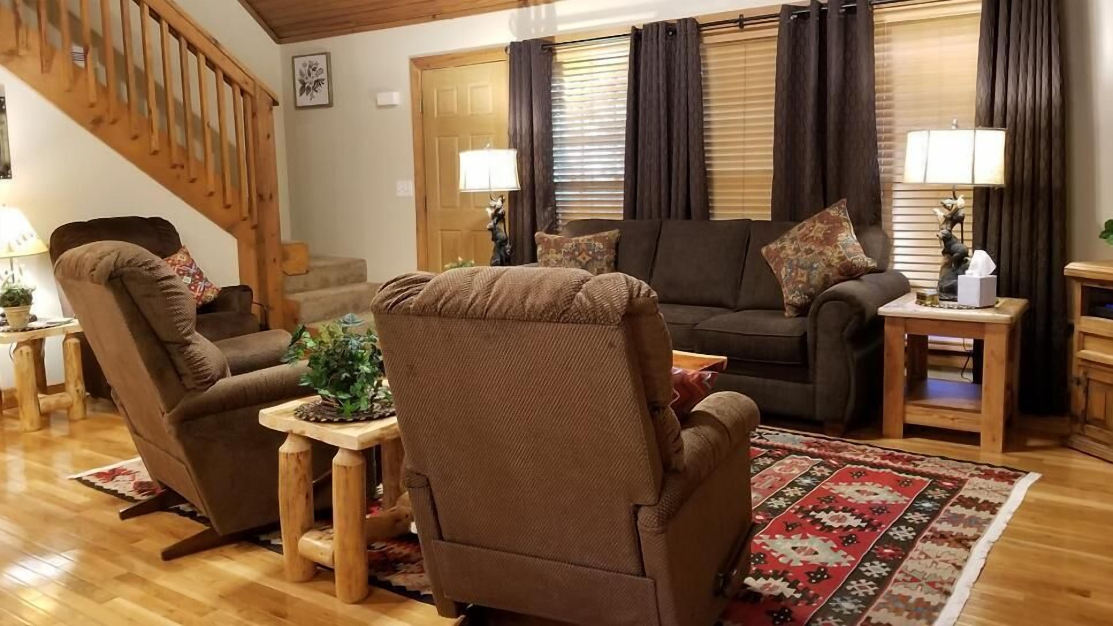 Cozy Lodge with private hot tub in gated golf resort near Silver Dollar City
