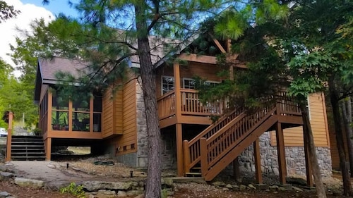 Cozy Lodge with private hot tub in gated golf resort near Silver Dollar City