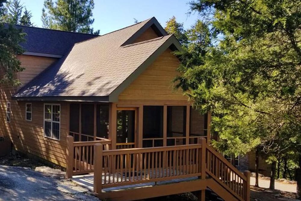 Cozy Lodge with private hot tub in gated golf resort near Silver Dollar City