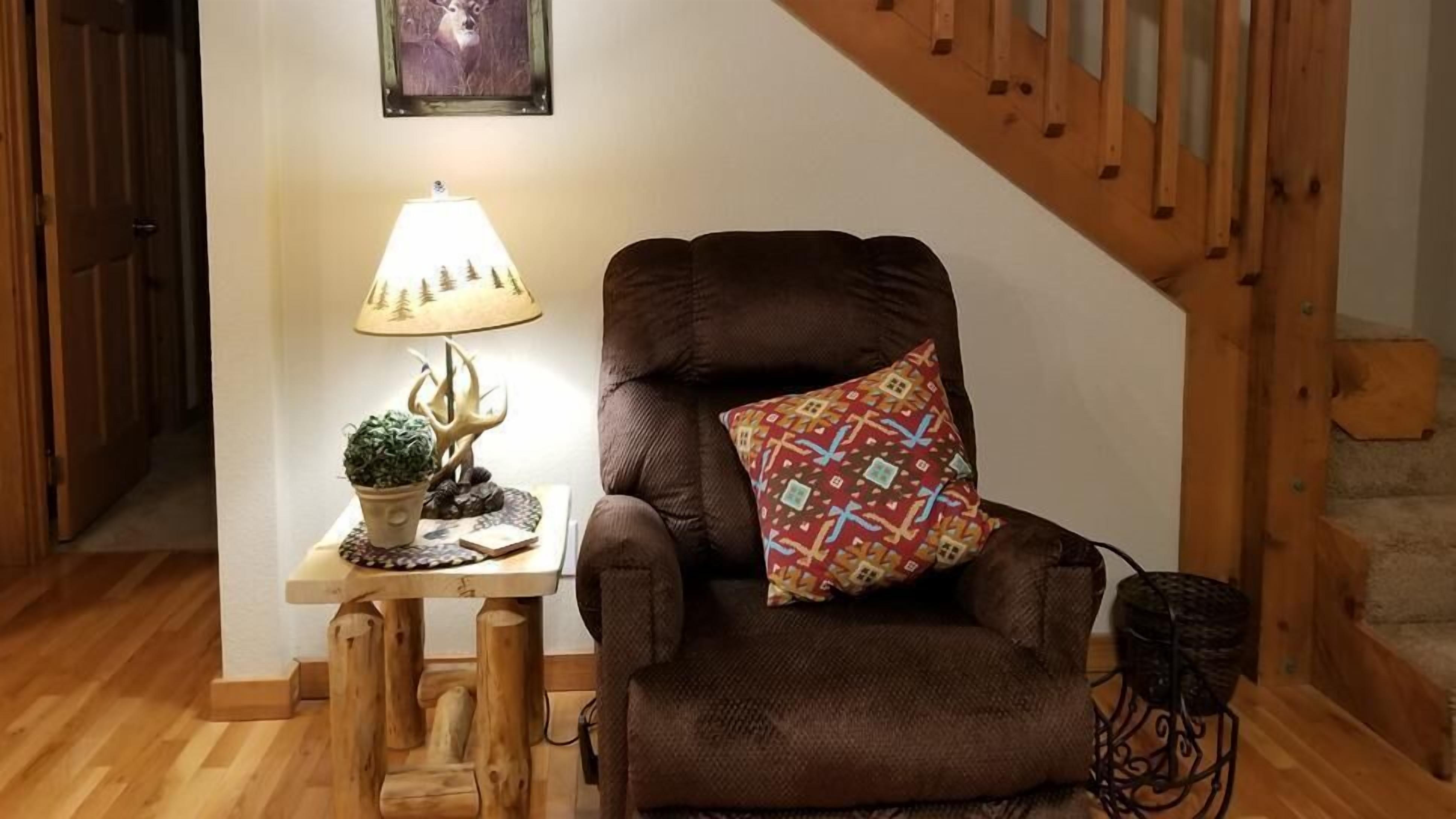 Cozy Lodge with private hot tub in gated golf resort near Silver Dollar City