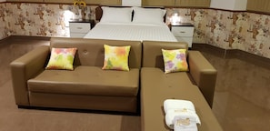 12 bedrooms, hypo-allergenic bedding, blackout curtains, free WiFi