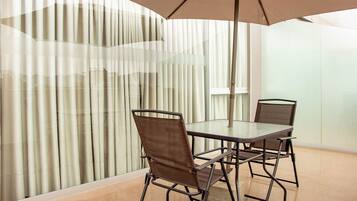 Habitación Ejecutiva Superior, 1 cama matrimonial grande | Badeværelse | Bruser, brusehoved med spredningseffekt, gratis toiletartikler