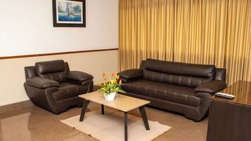 Suite, 1 king bed | Sala de estar | Televisión de pantalla plana