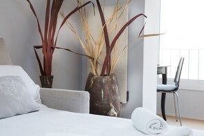1 habitación, escritorio, tabla de planchar con plancha y cuna de viaje 