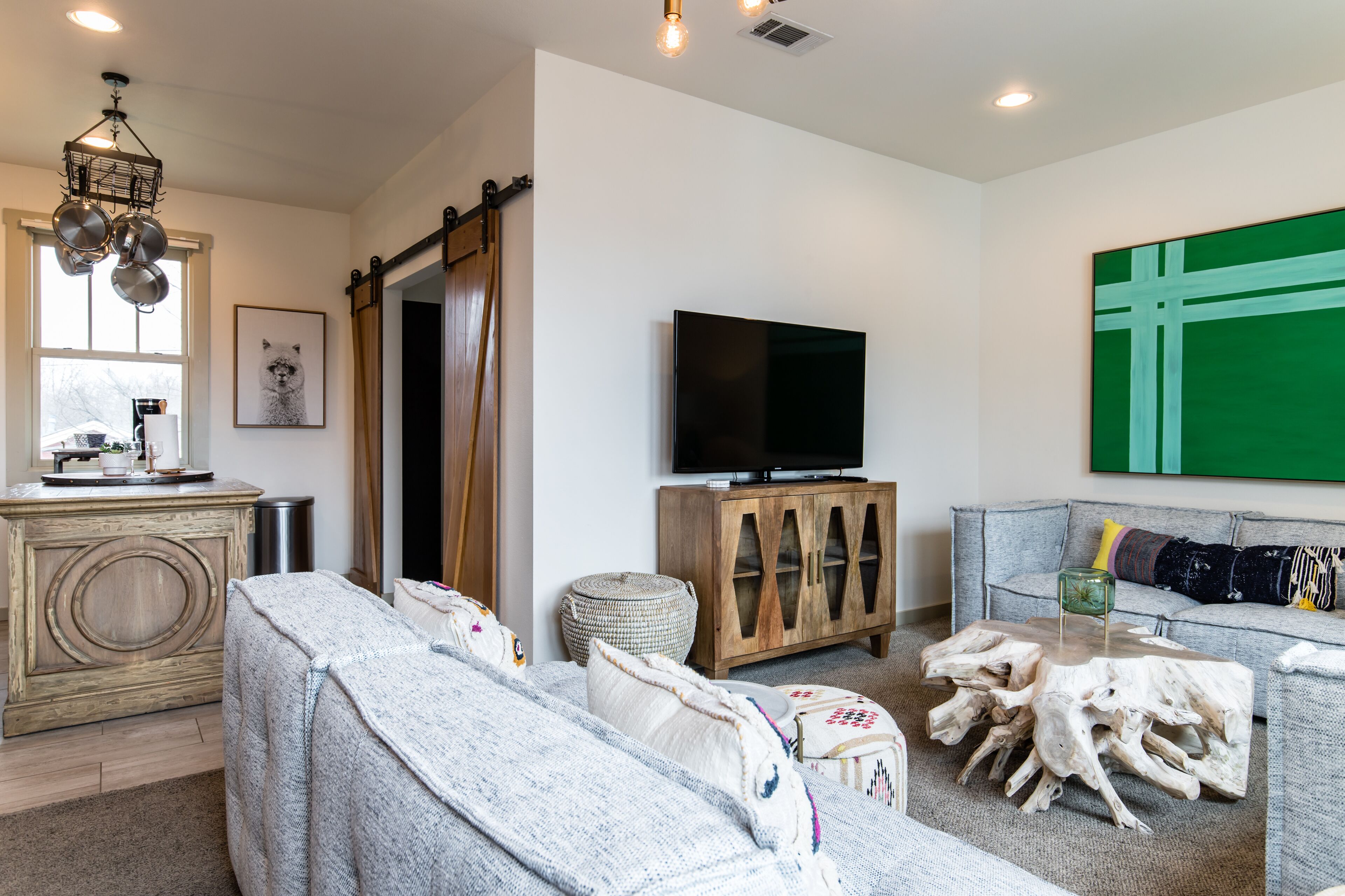 Fabulous 2 Bedroom Guest House-Magnolia Area!