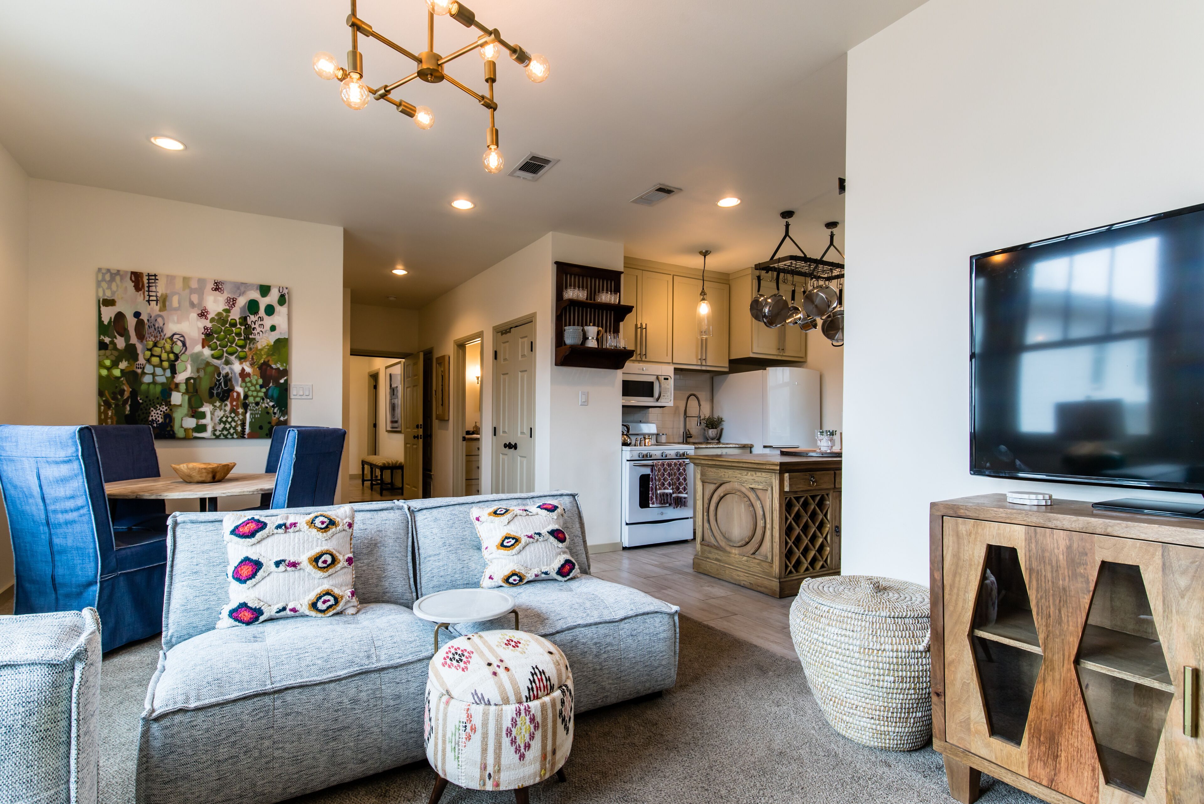 Fabulous 2 Bedroom Guest House-Magnolia Area!