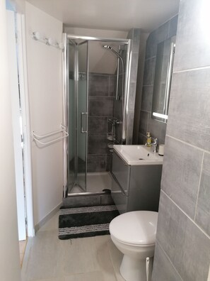 Combined shower/bathtub, towels, soap, toilet paper - Norman house, near DEAUVILLE<br>Only one pet allowed. (Saint-Hymer)