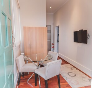 apartman, 1 queen (nagyméretű) franciaágy, nemdohányzó | Étkezés a szobában