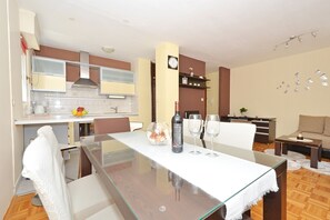 TV - MIANA, comfy 2 bedroom apartment, 170m from a beach (Mastrinka)