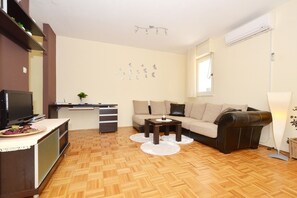 TV - MIANA, comfy 2 bedroom apartment, 170m from a beach (Mastrinka)