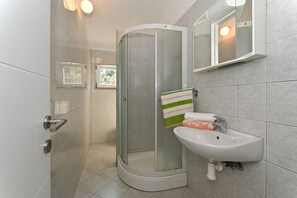 Shower, towels