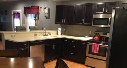 Klassinen, päivitetty talo, kuisti ja takapiha