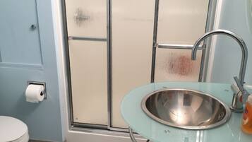 Combined shower/bathtub, hair dryer, towels, soap