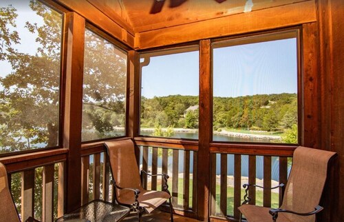 Lake Front next to the Pool! In Stonebridge by Silver Dollar City