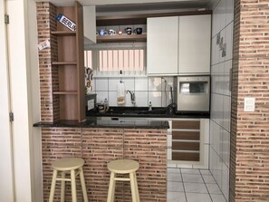 Geladeira, micro-ondas, fogão, lava-louças