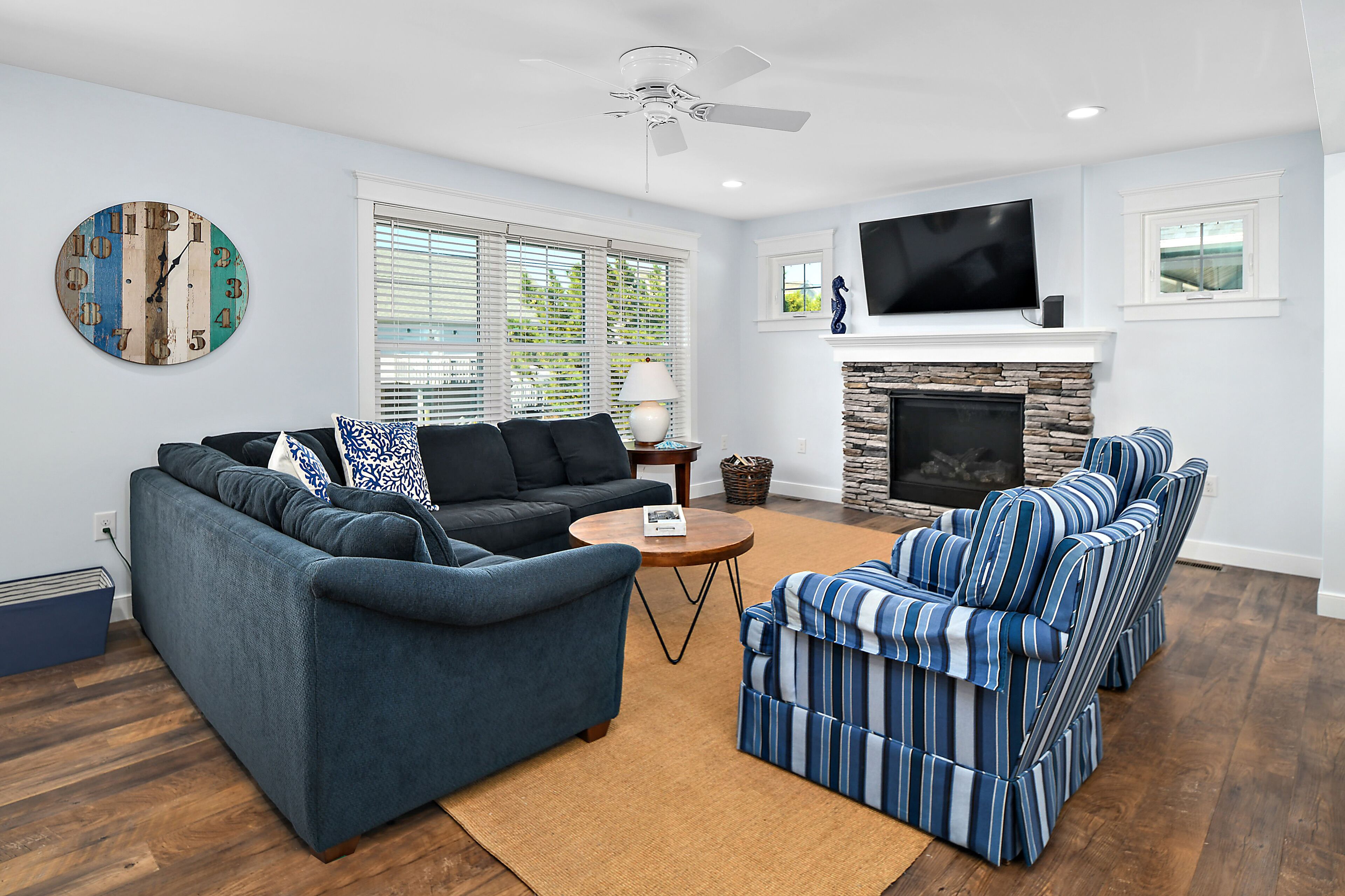 Top Reviewed 5 BD, 3 BA Spacious Canal-front Cottage with 2+ block walk to beach