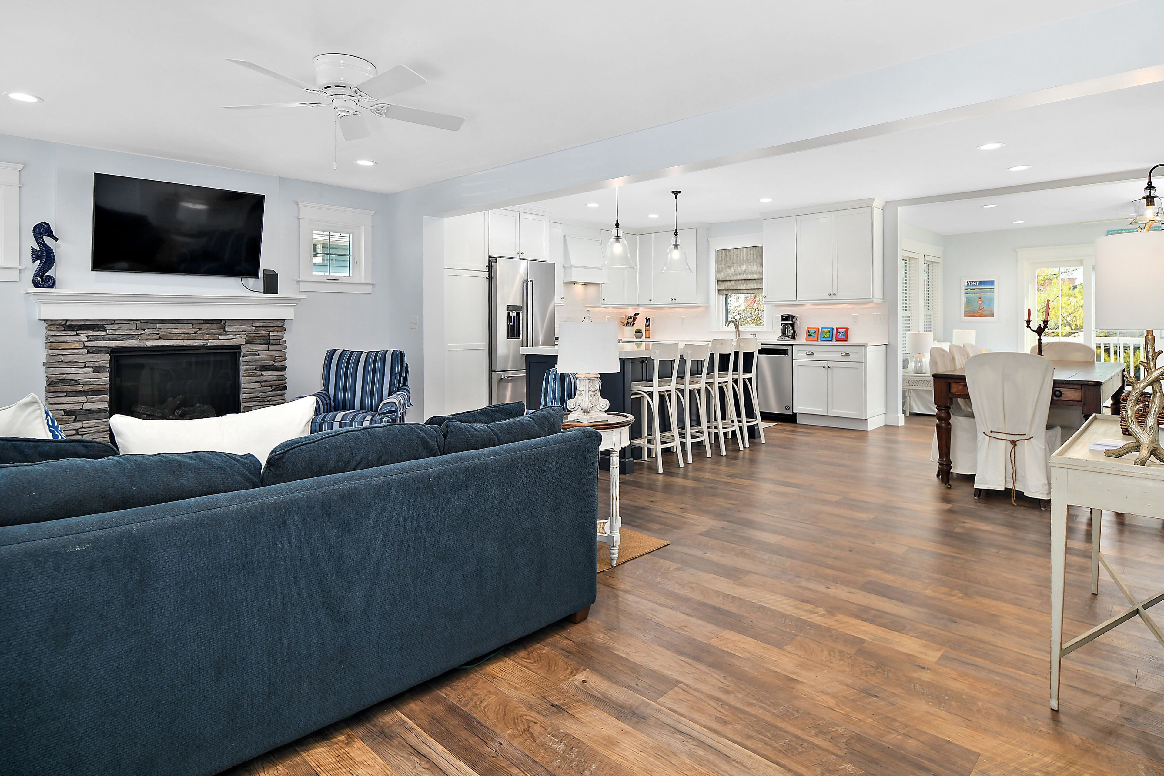 Top Reviewed 5 BD, 3 BA Spacious Canal-front Cottage with 2+ block walk to beach