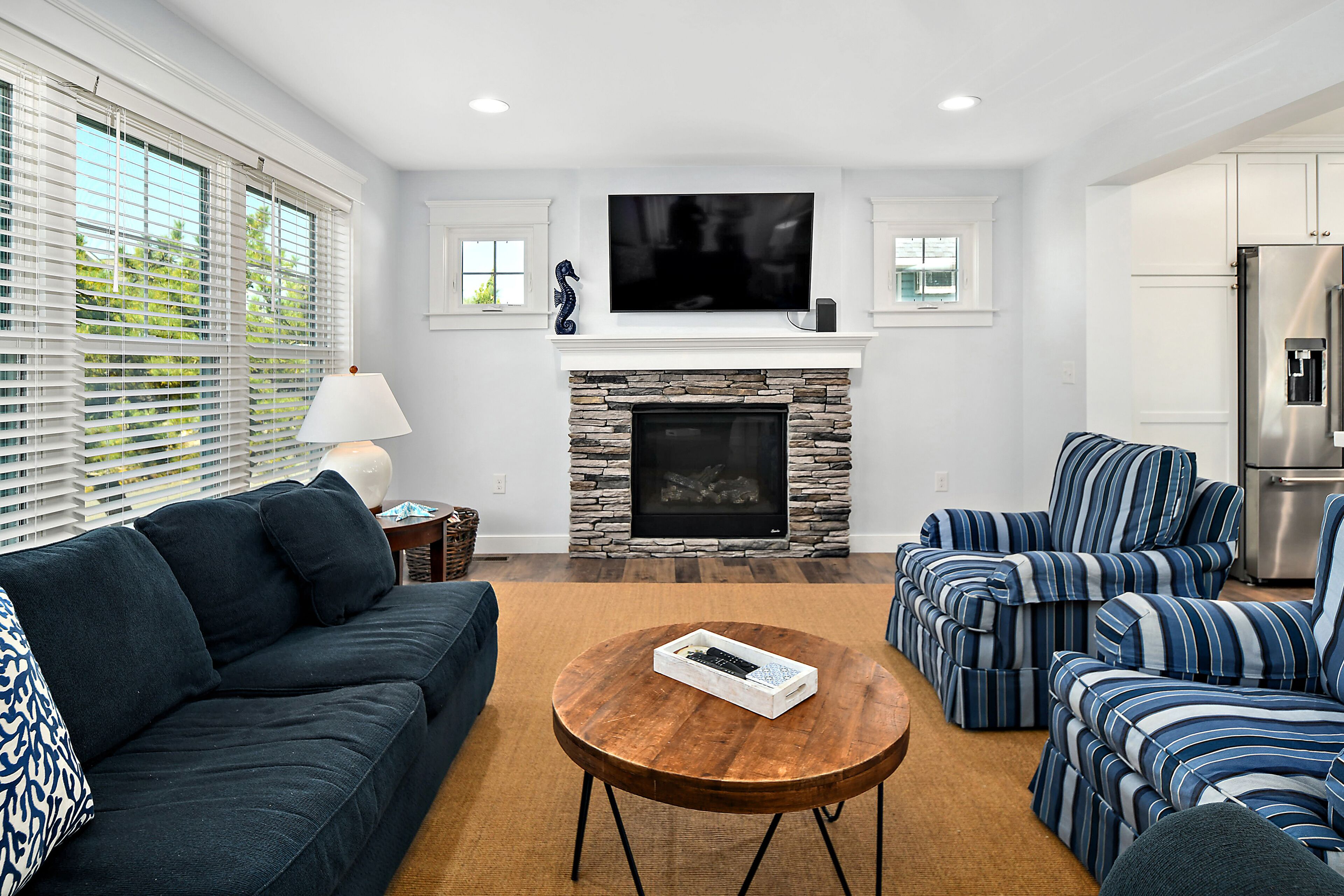 Top Reviewed 5 BD, 3 BA Spacious Canal-front Cottage with 2+ block walk to beach