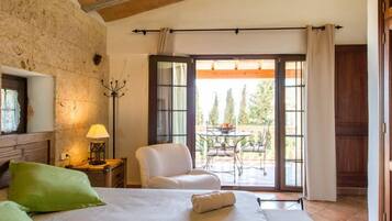 5 bedrooms, in-room safe, iron/ironing board, travel cot