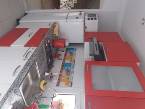 Frigorífico, microondas, horno y placa de cocina