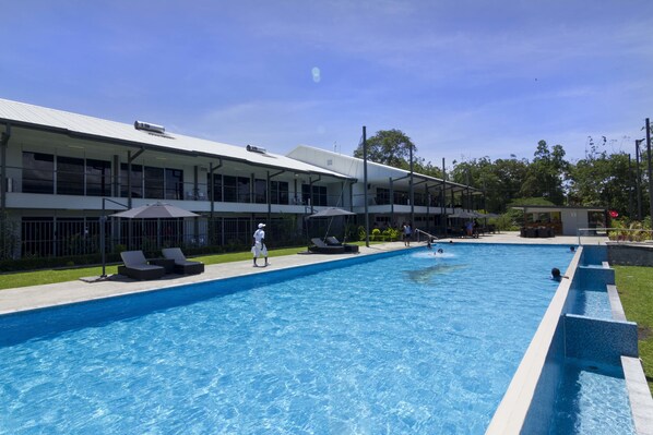 Outdoor pool - Crossroads Hotel Lae (Lae)