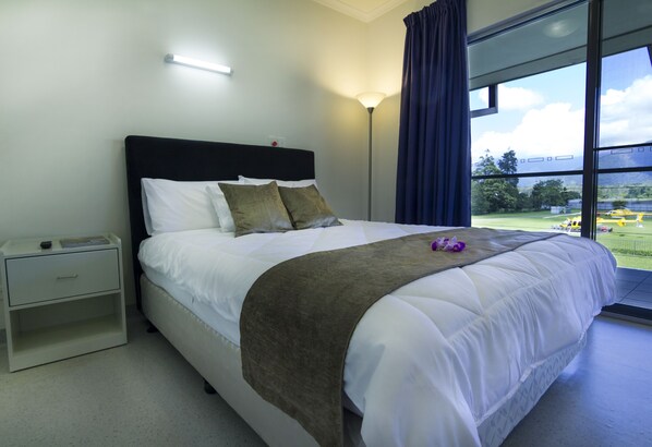 Desk, blackout drapes, soundproofing, free cribs/infant beds - Crossroads Hotel Lae (Lae)