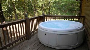 Outdoor spa tub - GREAT LOCATION close to Branson & Big Cedar w/fireplace & hottub (Ridgedale)