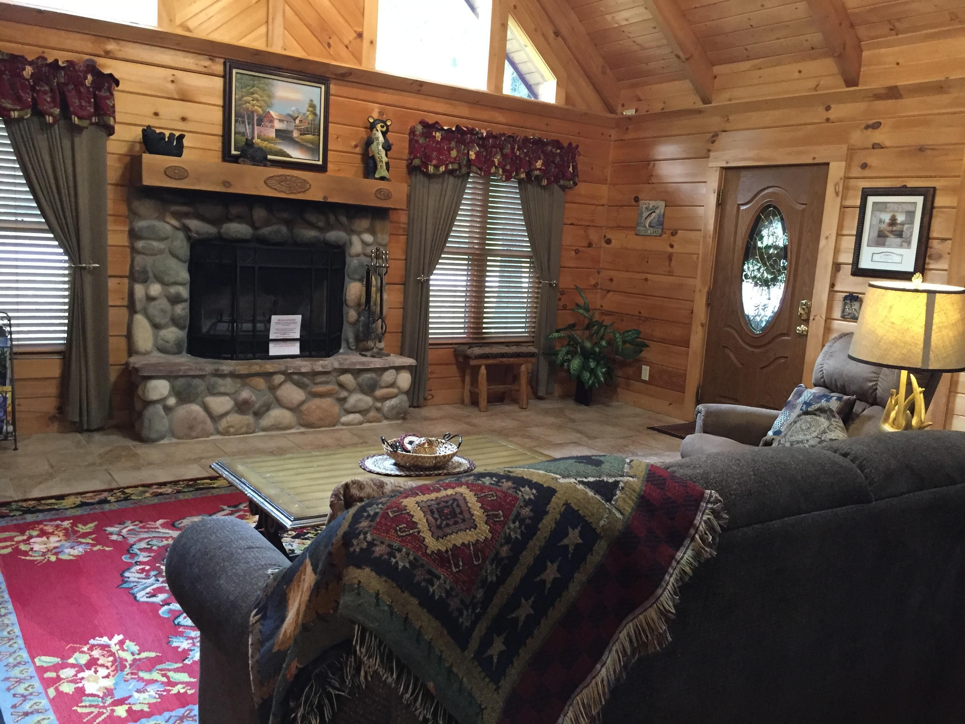 GREAT LOCATION close to Branson & Big Cedar w/fireplace & hottub