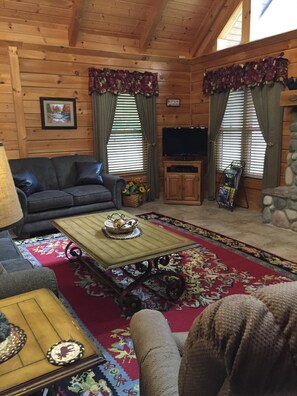 TV, fireplace, DVD player - GREAT LOCATION close to Branson & Big Cedar w/fireplace & hottub (Ridgedale)