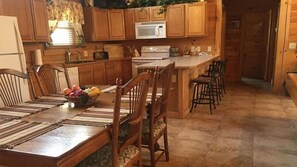 Fridge, microwave, oven, stovetop - GREAT LOCATION close to Branson & Big Cedar w/fireplace & hottub (Ridgedale)