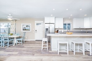 Kylskåp, mikrovågsugn, ugn och spishäll