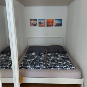 1 chambre, bureau, rideaux occultants, fer et planche à repasser