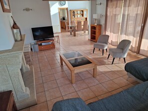 TV connectée, cheminée, lecteur de DVD