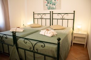 2 chambres, coffre-fort, fer et planche à repasser