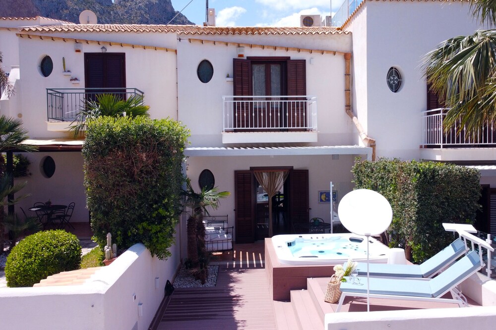 Villa Luna sea view with garden and barbecue