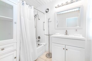 Ensemble douche/baignoire, sèche-cheveux, serviettes fournies, shampoing