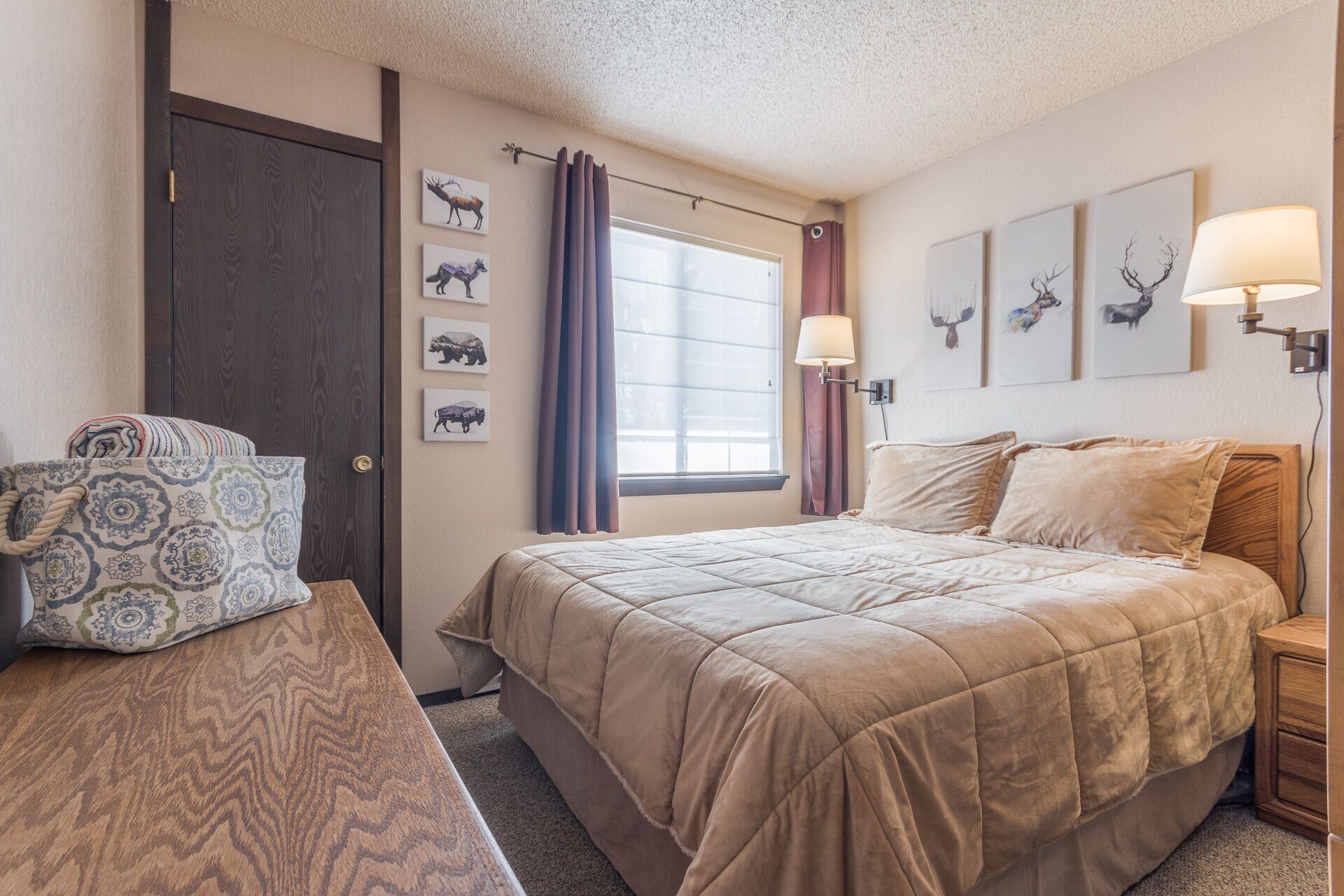 Ski in/Ski Out LARGE Condo, Jacuzzi, Sauna, Gameroom!