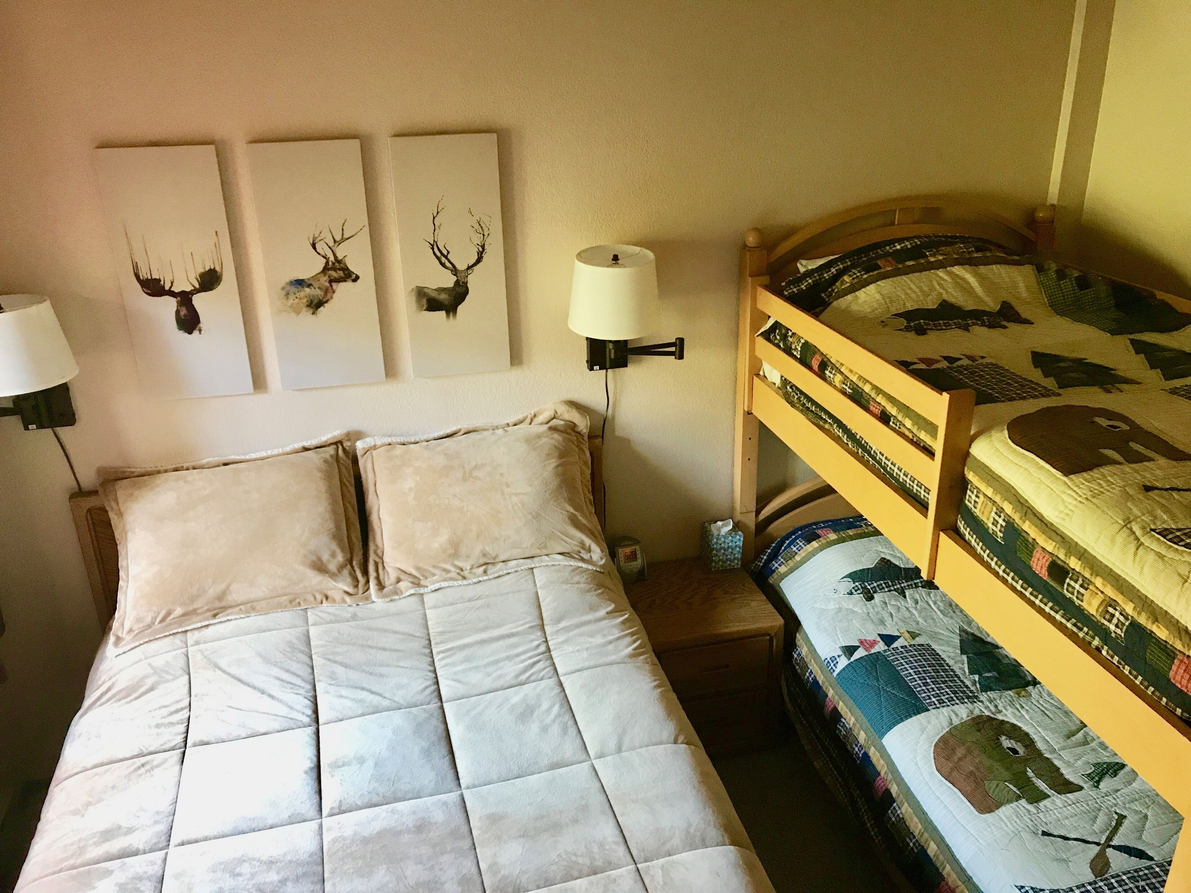 Ski in/Ski Out LARGE Condo, Jacuzzi, Sauna, Gameroom!