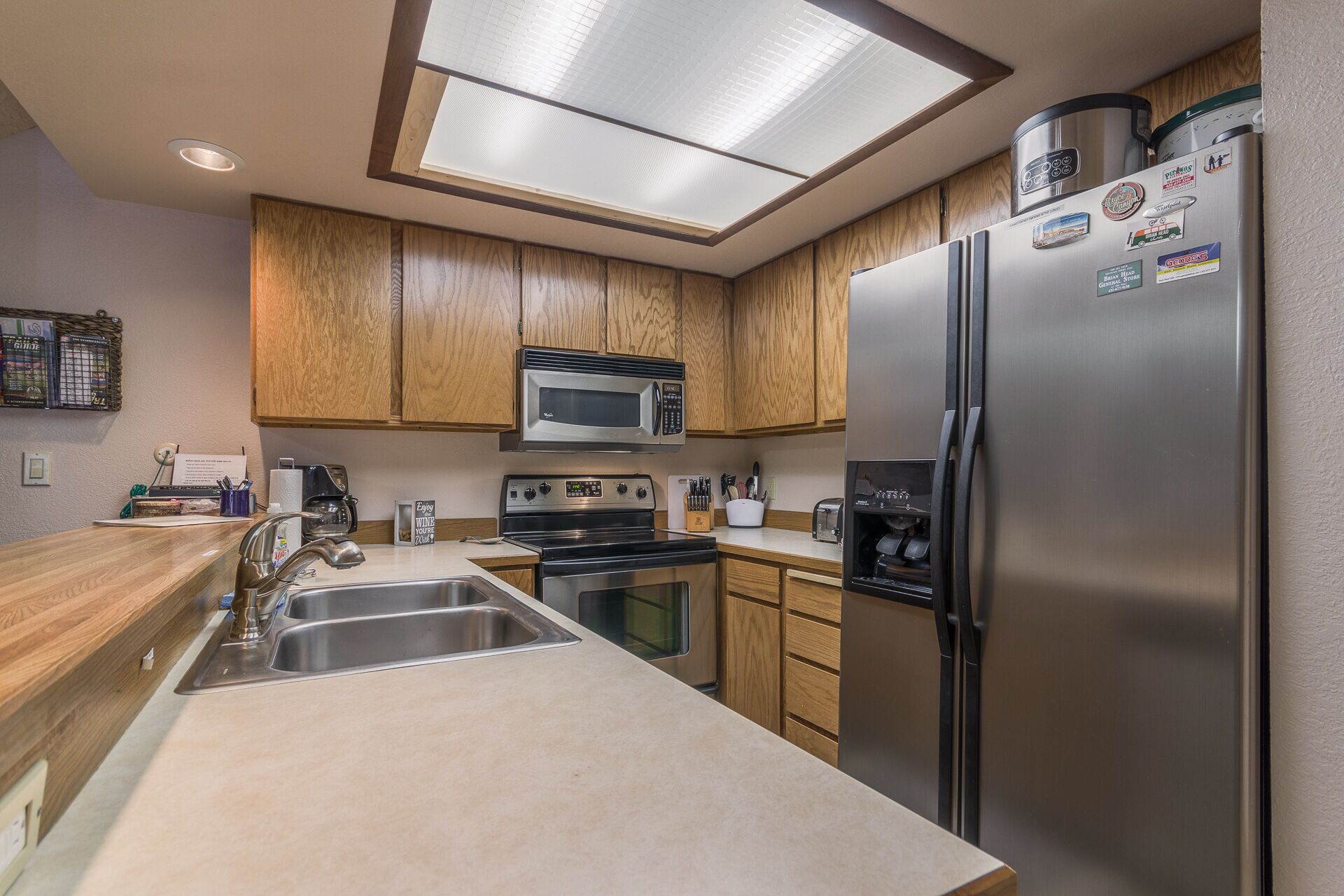 Ski in/Ski Out LARGE Condo, Jacuzzi, Sauna, Gameroom!