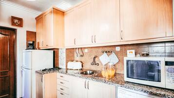 Fridge, microwave, coffee/tea maker, electric kettle