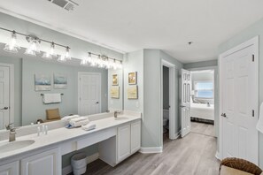 Combined shower/bathtub, jetted bath, towels